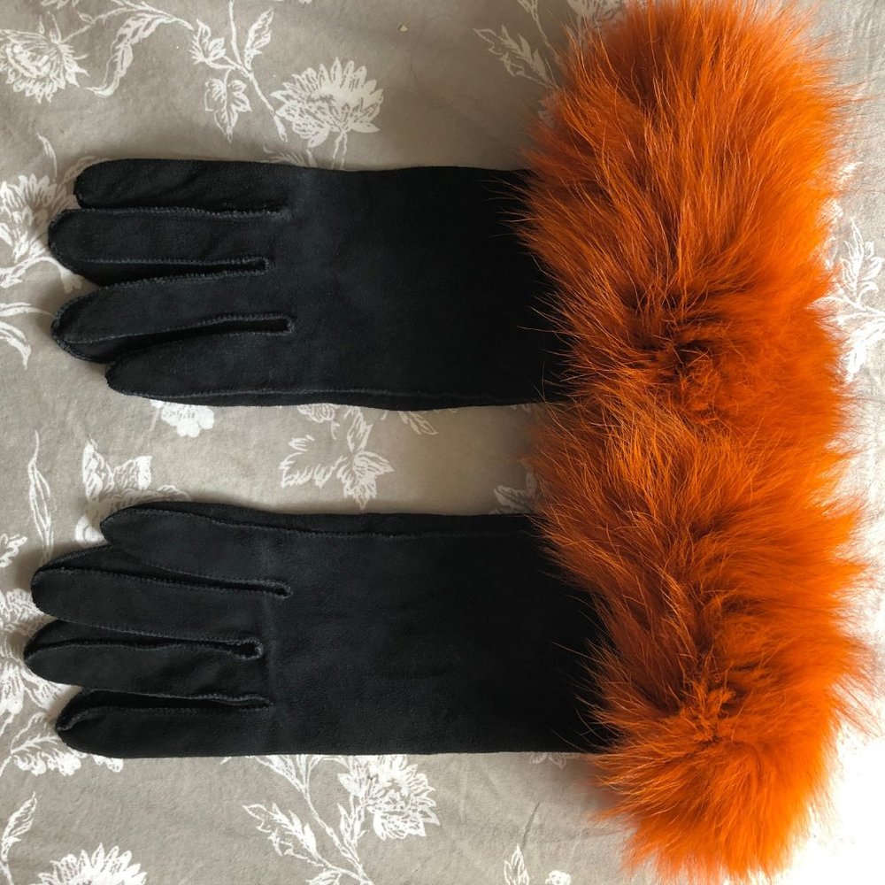 BLACK SUEDE GLOVES  MEDIUM   BURNT ORANGE COLOR FUR TRIM LINED NWOT.  NEVER WORN
